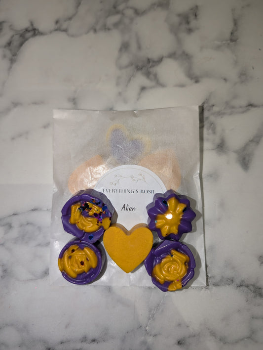 ✨ Flower & heart wax melts ✨ Once they're gone that's it 😲